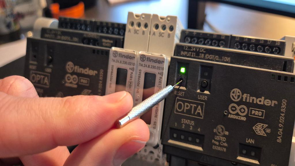 Arduino Opta foto - DFU-modus activeren